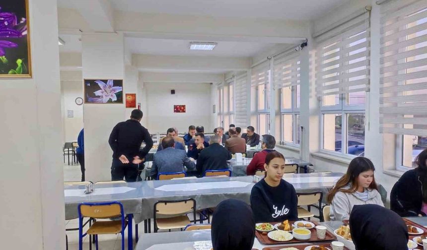 Aslanapa’da anlamlı iftar: Maarif ailesi aynı sofrada