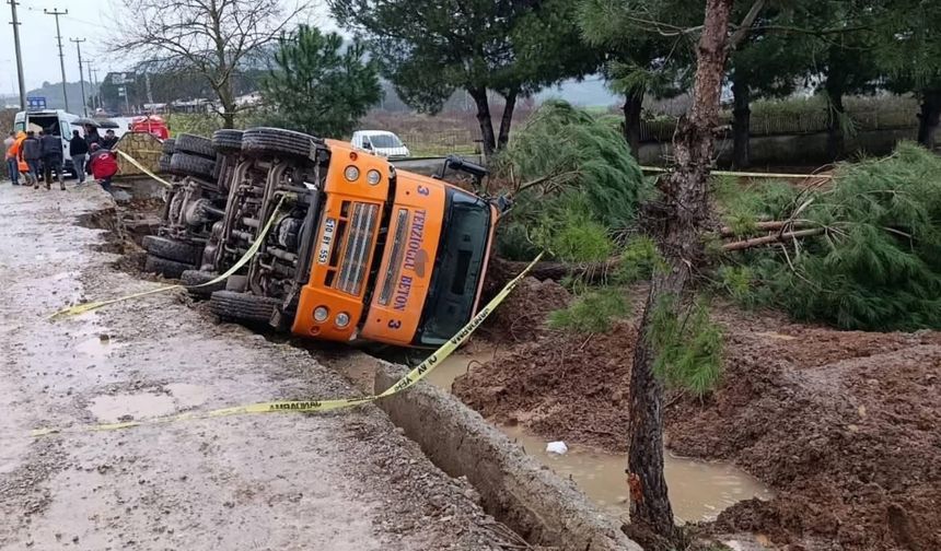 Balıkesir'de zemin çökünce beton mikseri devrildi: 1 ölü, 1 yaralı