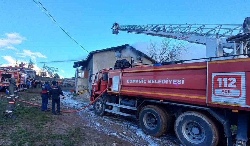 Domaniç’te korkutan çatı yangını! Alevler kısa sürede büyüdü