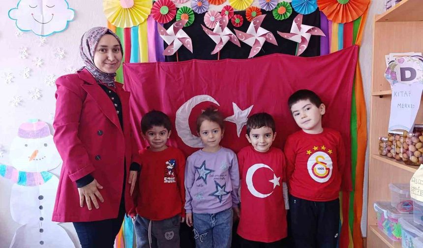 Hisarcık’ta minikler sınıfları için Türk bayrağı dikti