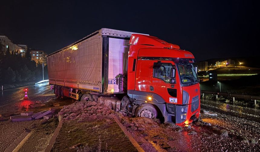 Refüje çıkan tır kazaya yol açtı: 2 araç zarar gördü