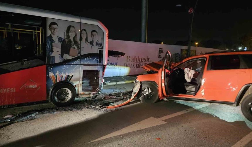 Sabah saatlerinde korkutan kaza: Otomobil otobüse çarptı