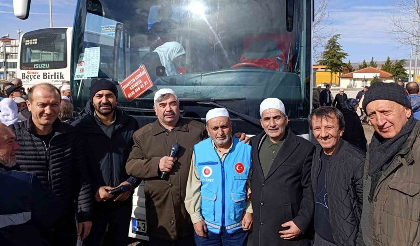 Simav’da mukaddes yolculuk heyecanı: 43 kişi umreye uğurlandı