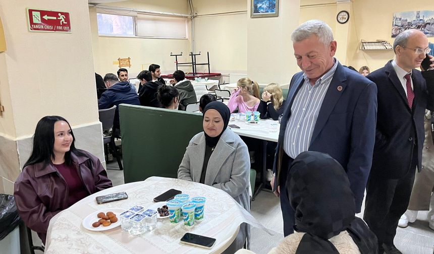 İş İnsanı Cenk Durmaz’dan Öğrencilere Ramazan Sofrası