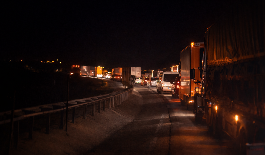 Gece yarısı kaza! Kütahya çevre yolunda kilometrelerce araç kuyruğu