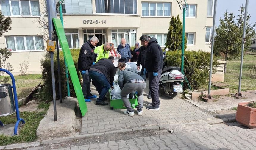Komşular ihbar etti: 79 yaşındaki kadın evinde ölü bulundu