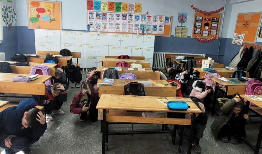 Altıntaş’ta Zafer İlkokulu’nda deprem bilinci için tatbikat yapıldı