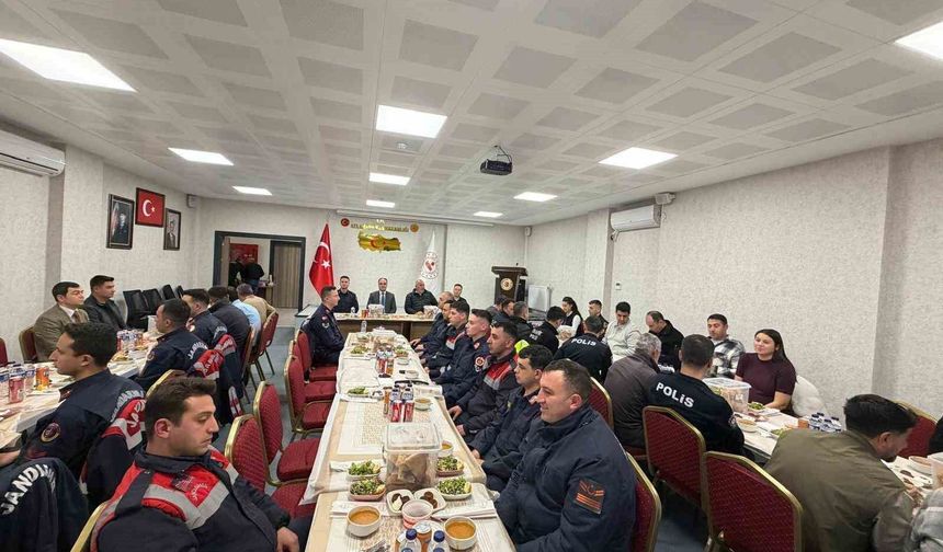 Aslanapa Kaymakamı Tosun güvenlik güçleriyle iftarda buluştu