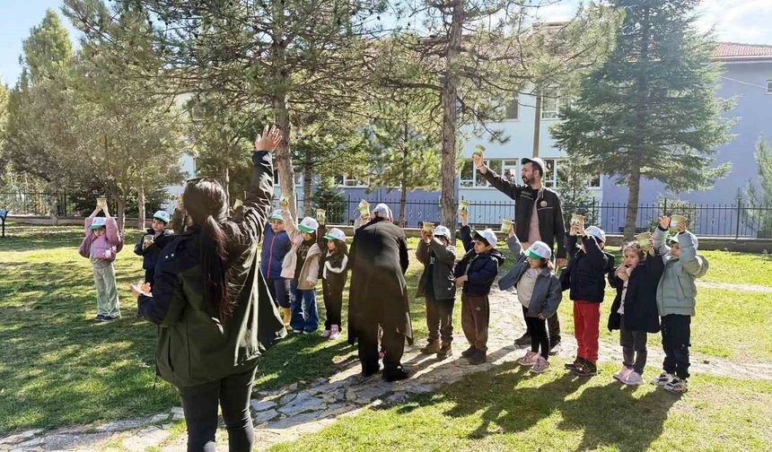 Gediz’de miniklerden doğaya anlamlı dokunuş