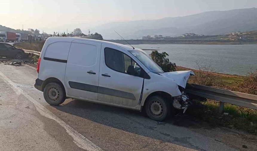 İki otomobil kafa kafaya çarpıştı: 1 yaralı