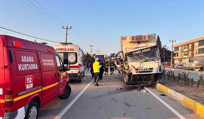 Kamyon ile traktör çarpıştı: 2 yaralı