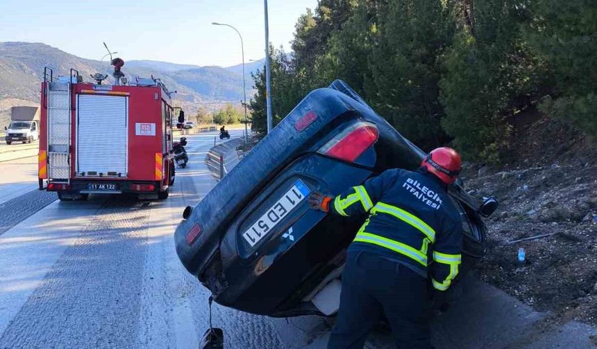 Kontrolden çıkan otomobil su kanalına devrildi