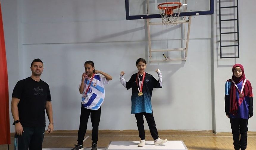 Kütahya’da bilek güreşi heyecanı: Küçükler il birinciliği tamamlandı