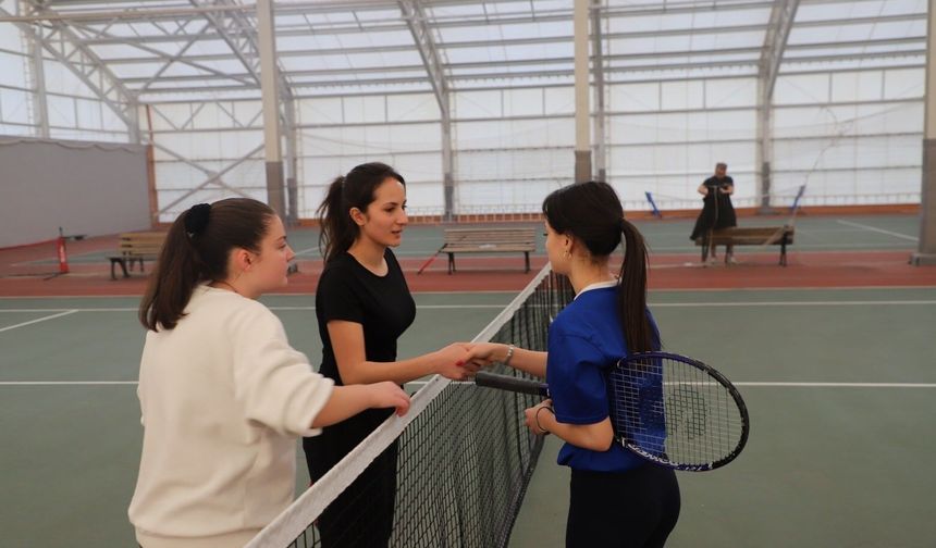 Kütahya’da genç tenisçiler okullar arası müsabakalarda ter döktü
