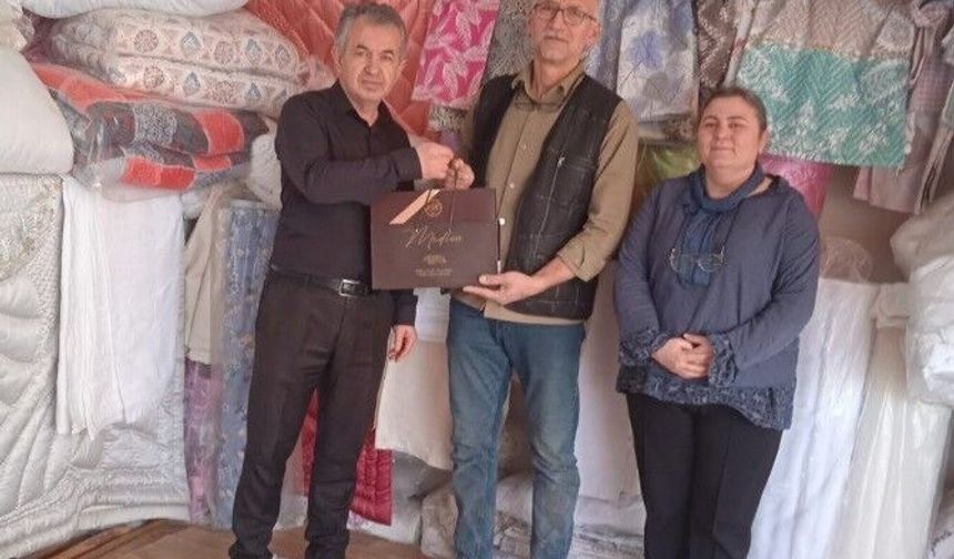 Tavşanlı’da 40 yılı aşkın esnafa plaket ve hediye takdimi