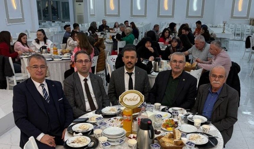 Tavşanlı’da berber ve kuaförler Ramazan’da aynı sofrada buluştu