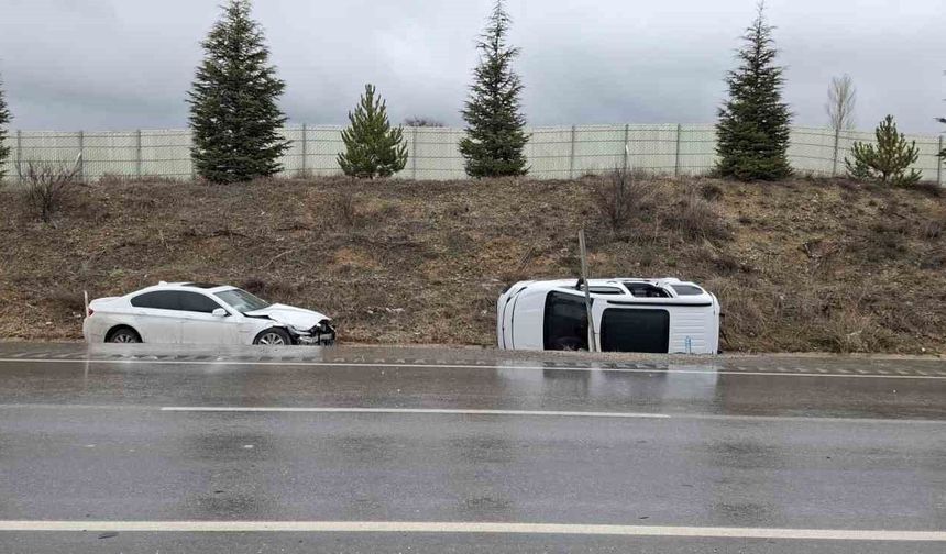Trafikte dehşet anları: İki araç çarpıştı, 6 kişi hastanelik oldu