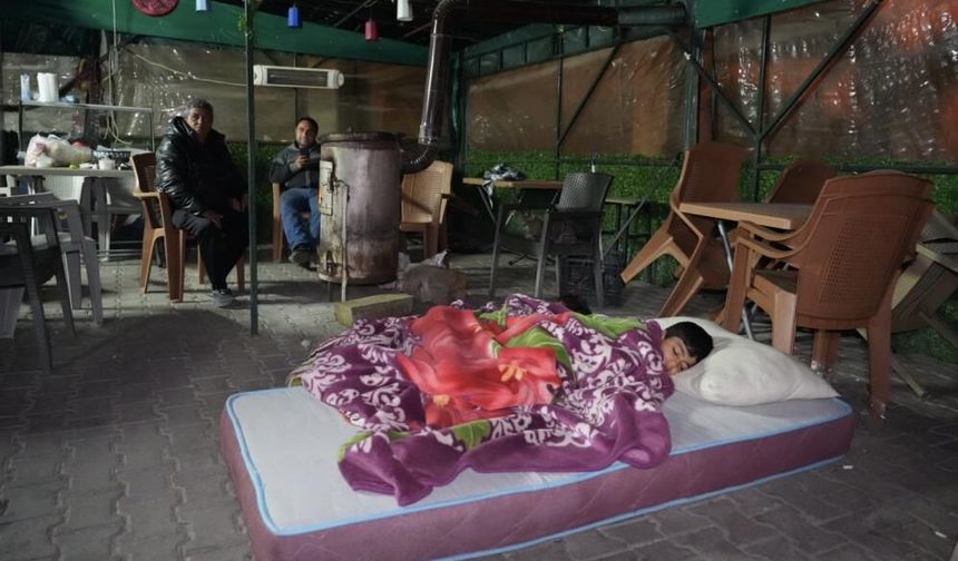 Kütahya'nın komşusunda korkunç deprem vatandaşları dışarda sabahlattı