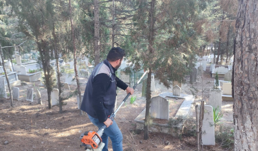 Bayram öncesi Gediz’de mezarlıklar baştan sona temizlendi