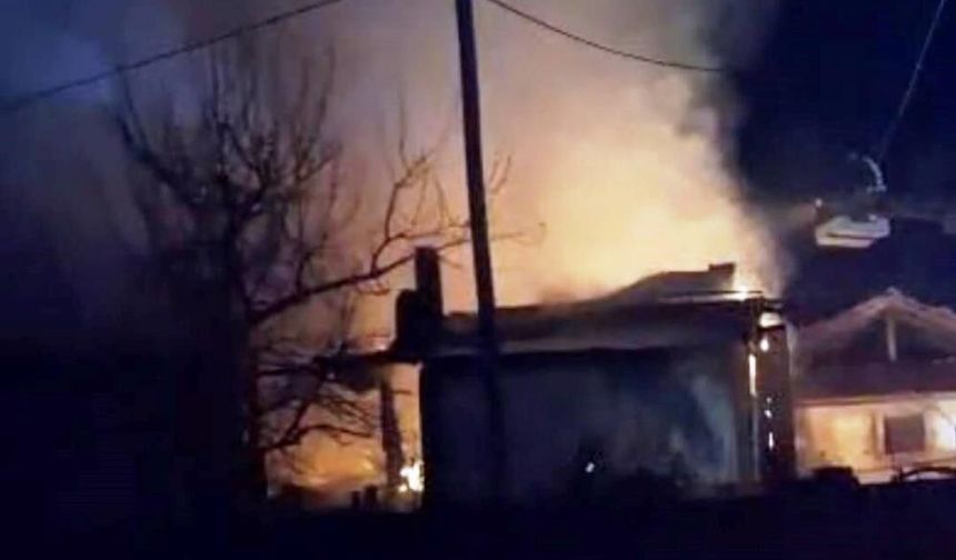 Kütahya'da yangın köyü ayağa kaldırdı: Ev kül oldu