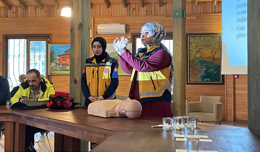 Gediz'de depremin yıl dönümünde kalp krizi eğitim semineri düzenlendi