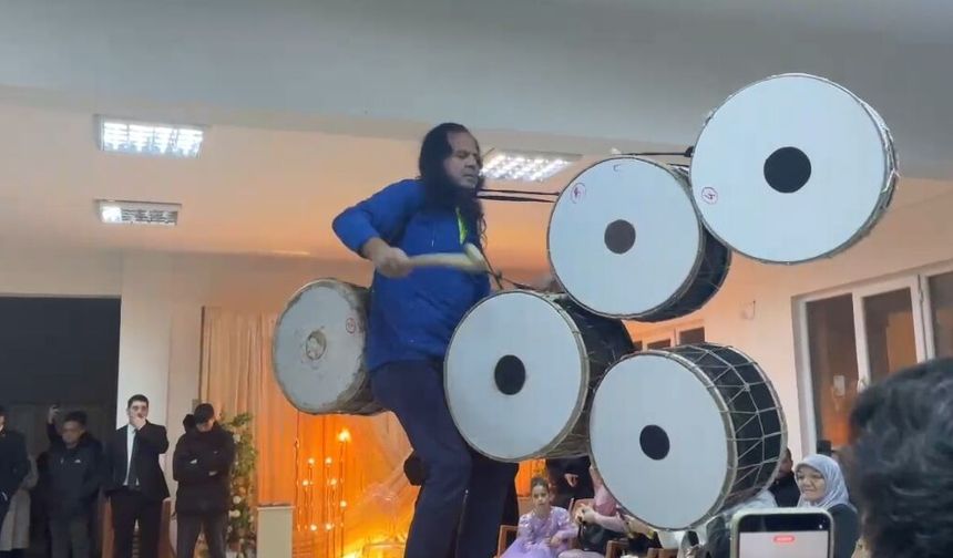 “Çılgın Davulcu” Kütahya'yı Salladı: 7 Davulla Nefes Kesen Gösteri