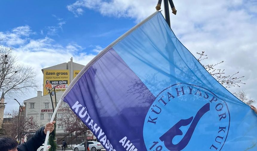 Mv. Erbaş’tan Kütahyaspor’a destek: Taraftara bayrak dağıttı