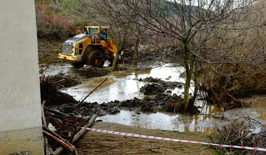 Kütahya’da gölet taştı: Aile son anda kurtuldu