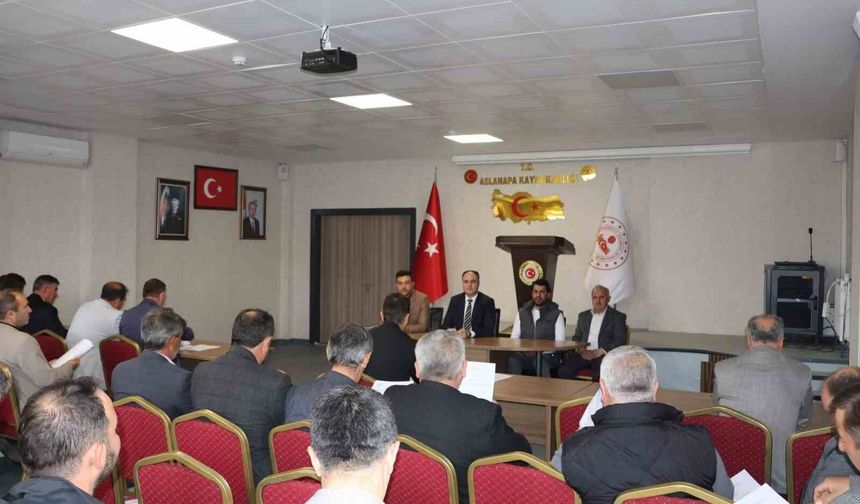 Aslanapa’da yönetim zirvesi: Kaymakam Tosun muhtarlarla bir araya geldi