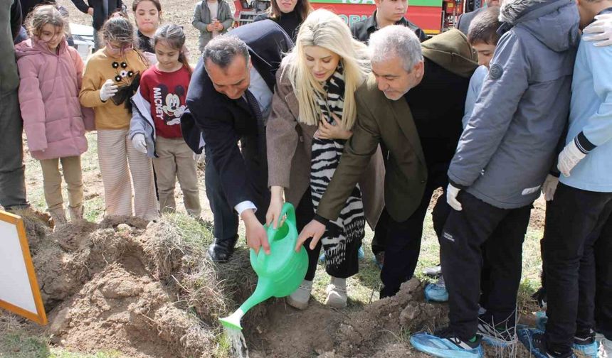 Daha Yeşil Bir Altıntaş İçin El Ele! ‘Nefes Ol’ Etkinliğinde Fidanlar Toprağa Emanet