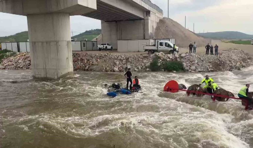 Dereyi traktörle geçmek isterken faciadan dönüldü: 10 işçi vinçle kurtarıldı