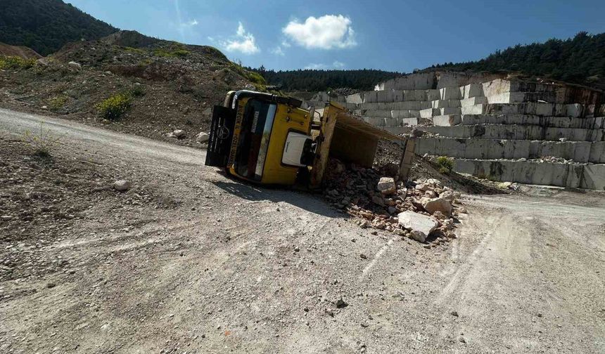 Direksiyon hâkimiyetini kaybetti: Bilecik’te kamyon devrildi