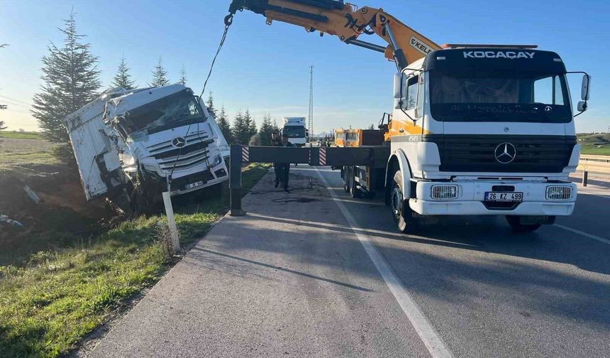 Ev eşyası yüklü tır devrildi: Trafik aksadı, ekipler seferber oldu