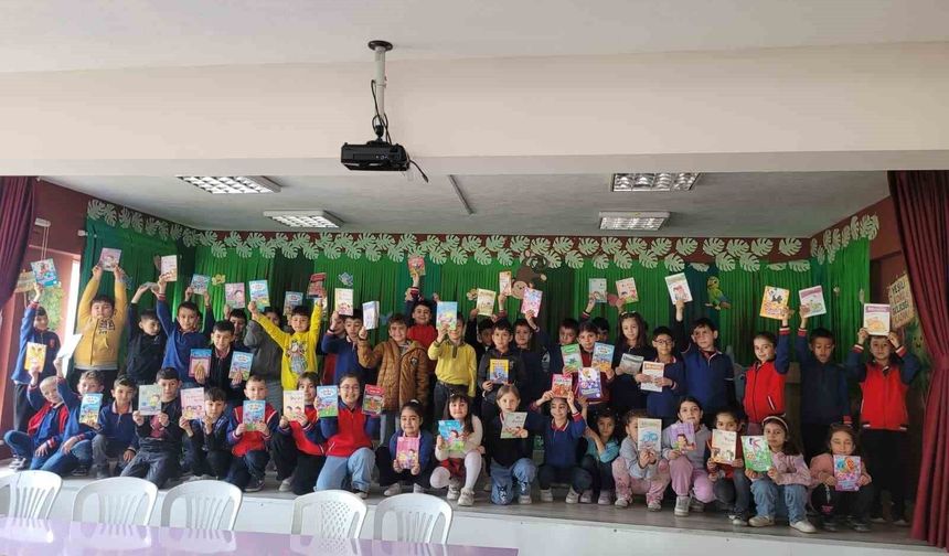 Kütahya Altıntaş’ta örnek proje: Öğrenciler kitap hediyeleşti