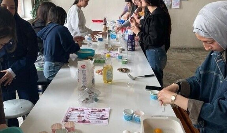 Kütahya’da atölye heyecanı: Altıntaş MYO’da mini kek etkinliği yapıldı