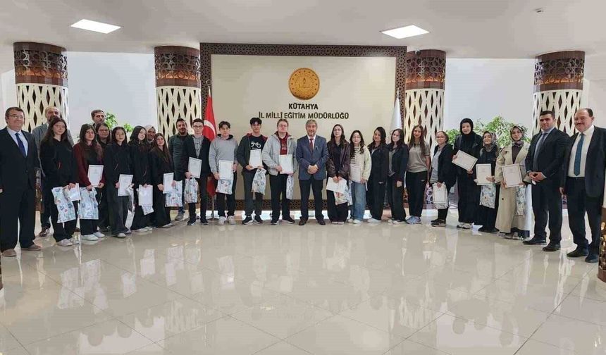 Kütahya’da eğitimde gurur tablosu: Başarılı öğrencilere ödül