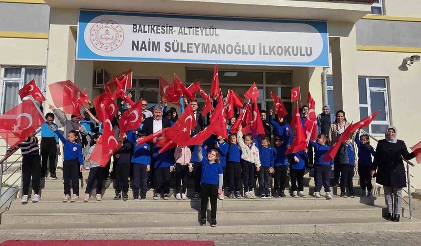 Okullarda Türk bayraklı tören