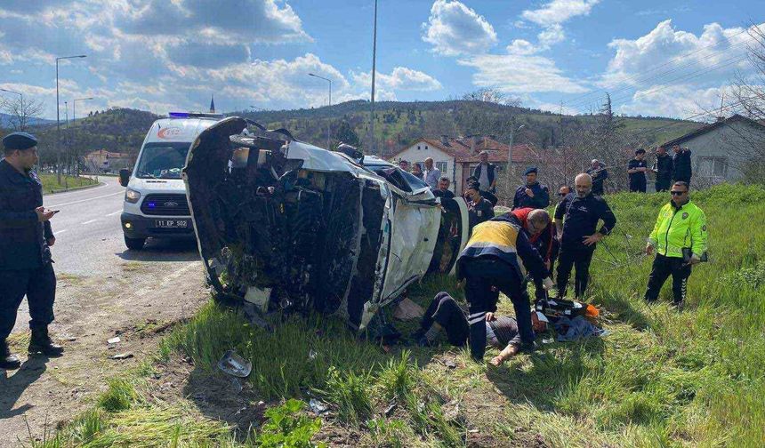 Otomobil devrildi: 2 kişi yaralandı