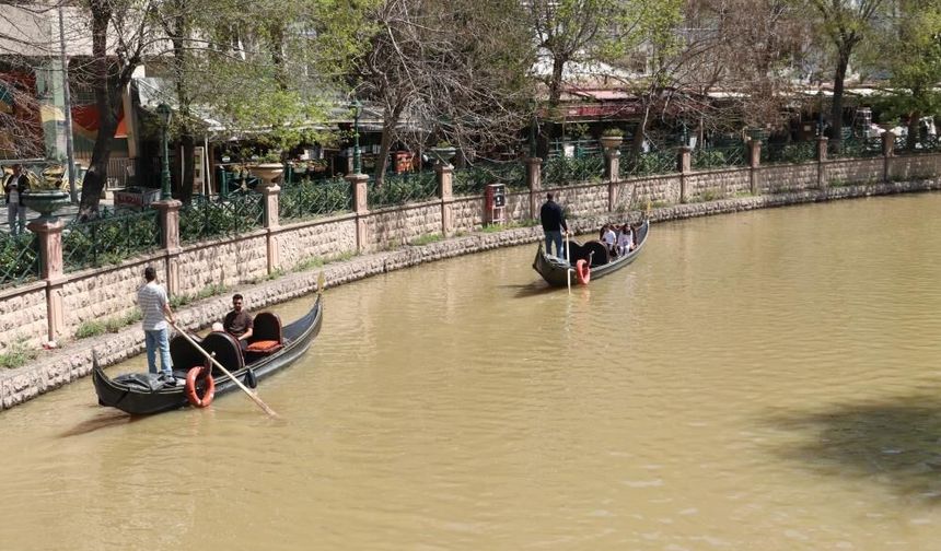 Kütahyalıların sıkça ziyaret ettiği Porsuk yeşilden, kahverengiye dönüştü