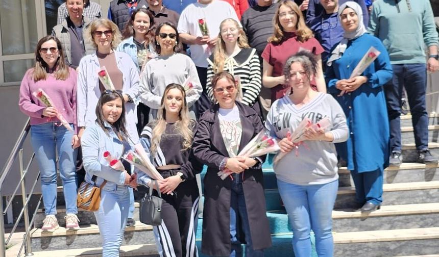 Kütahya’da velilerden anlamlı mesaj: Okula çiçekle gidilir