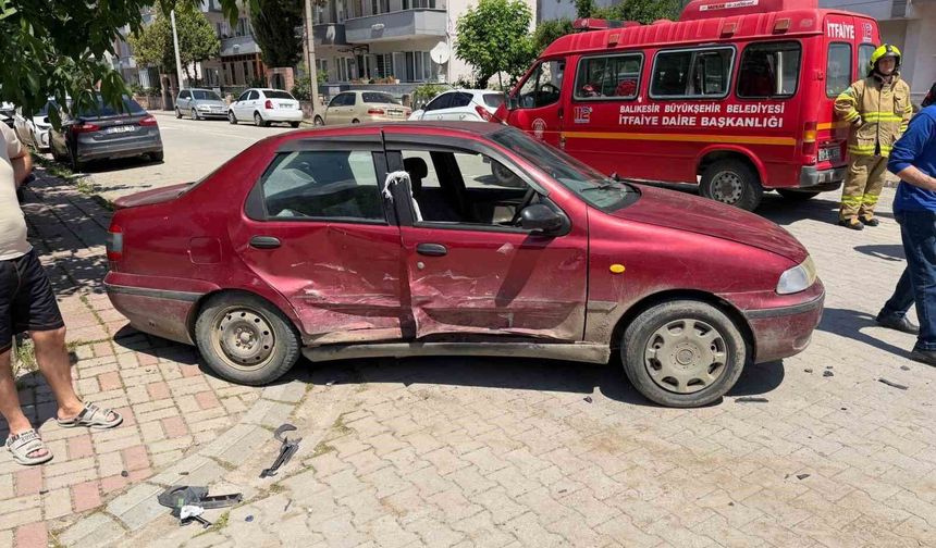 Araçta sıkışan 3 yaralıyı itfaiye kurtardı