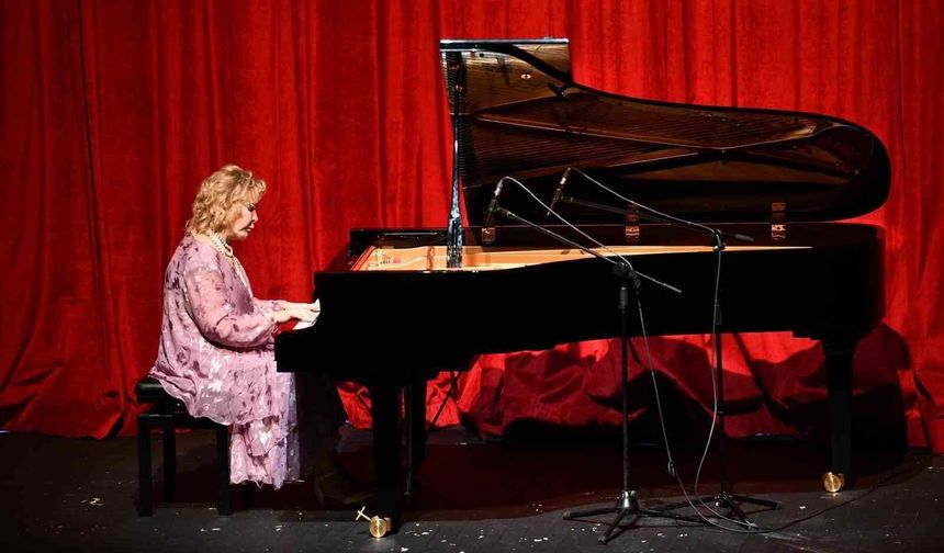 Dünyaca ünlü piyanist Gülsin Onay, Balıkesir'de sahne aldı