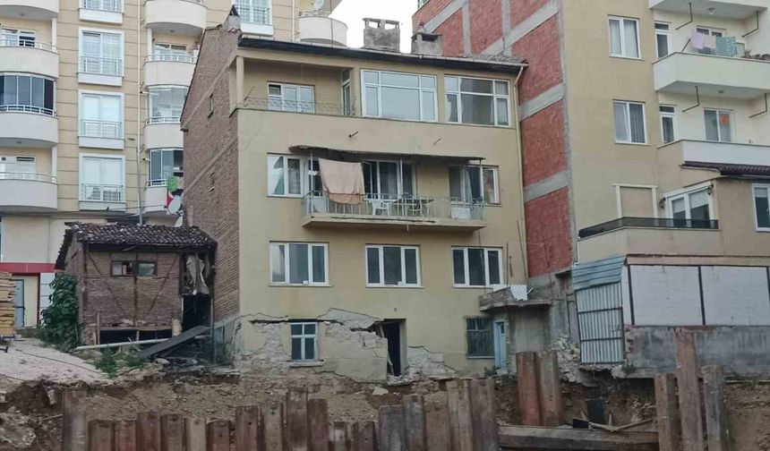 Bilecik'te temel kazısı yapılan sokağın yanındaki 3 katlı bina tahliye edildi