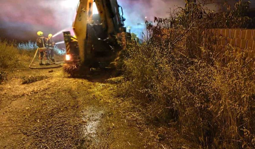 Samanlık yangını: 200 balya küle döndü 1 düve telef oldu