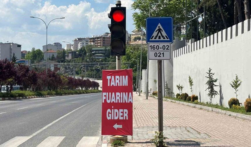 Trafik ışıklarına asılan reklamlar tepkilere neden oldu