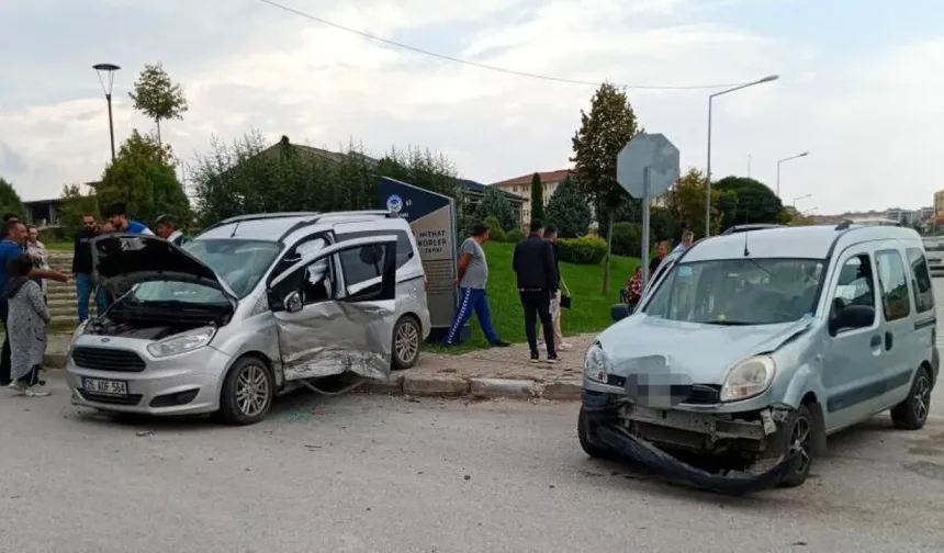 Hafif ticarinin çarptığı PTT aracı yan devrildi