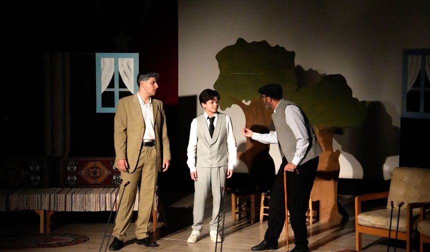 Tavşanlı'da lise öğrencilerinin tiyatro performansı alkış topladı
