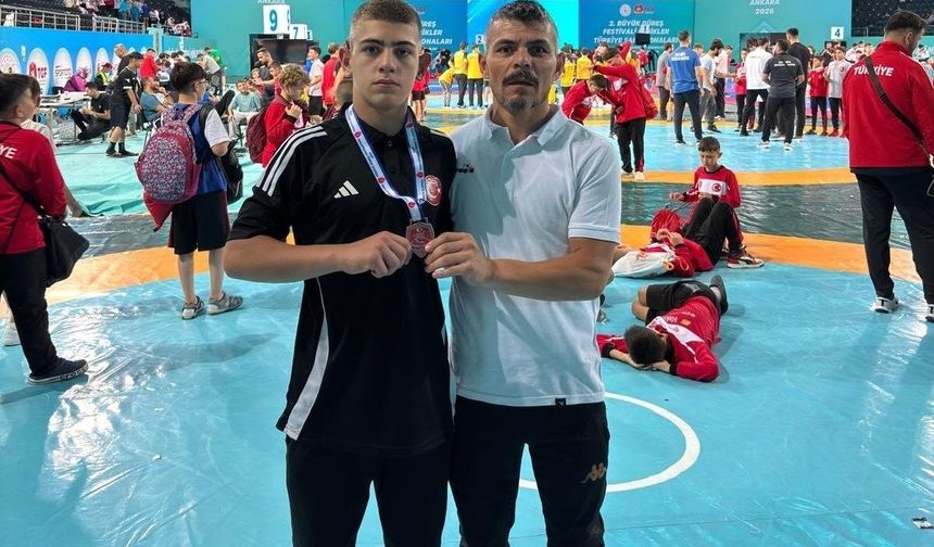 Ahmet Savaş Türkiye 3'üncüsü, Ahmet Efe Aykol ise Türkiye 5'incisi oldu