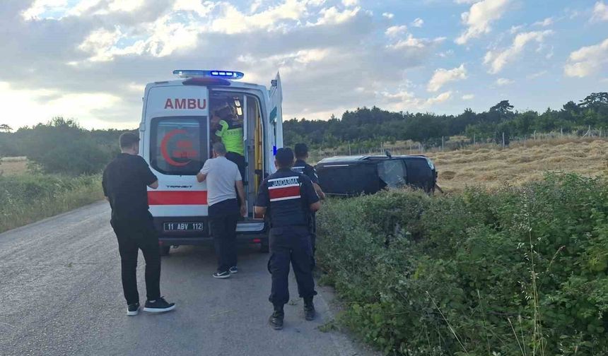 Kamyonet tarlaya devrildi: 1 yaralı