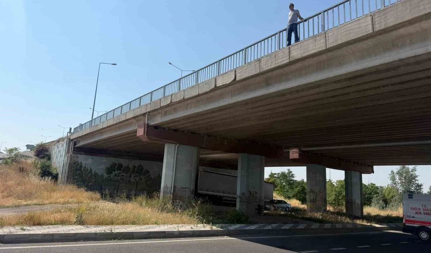 Kavşakteki üst geçit korkuluklarına çıkan şahıs sebebi ile Eskişehir- Afyonkarahisar yolu trafiğe kapandı